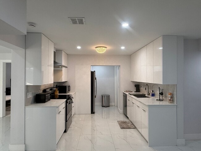 Building Photo - Single Family Home in Non HOA East Boca Raton