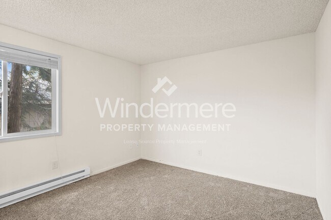 Building Photo - Mission East Apts 2 br/1 bath ground floor...
