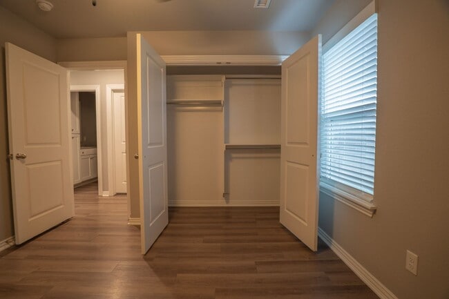 Building Photo - Beautiful 3 Bedroom 2 Bath Duplex!