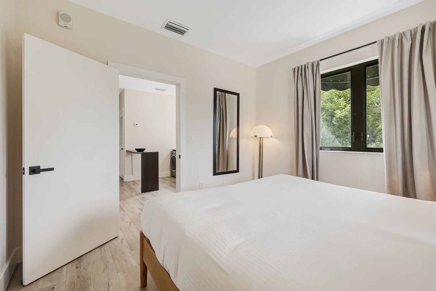 Building Photo - 3031 NE 4th Ave