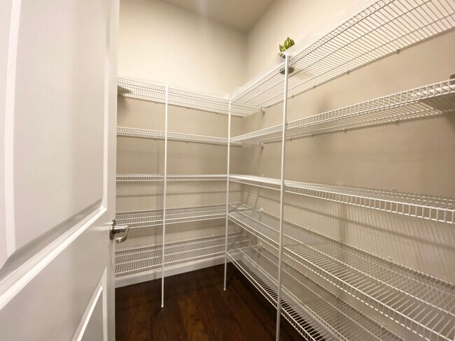 Building Photo - 3 bedroom, 2568 Sqft. home In Federal Way