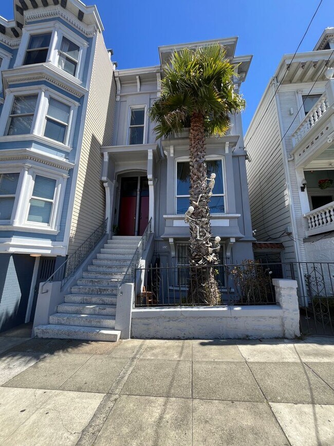 Building Photo - 530 Shrader St
