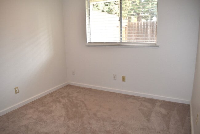 Building Photo - 9435 Soaring Oaks Dr