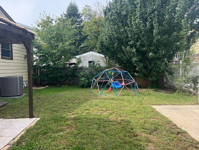 Building Photo - Updated Single Family Ranch Home with Fenc...
