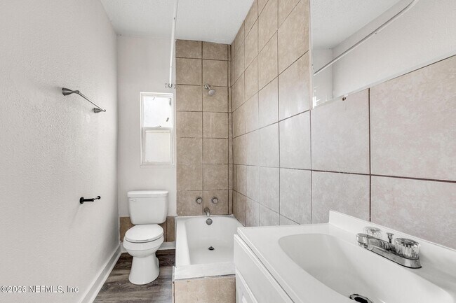 Building Photo - 522 W 21st St