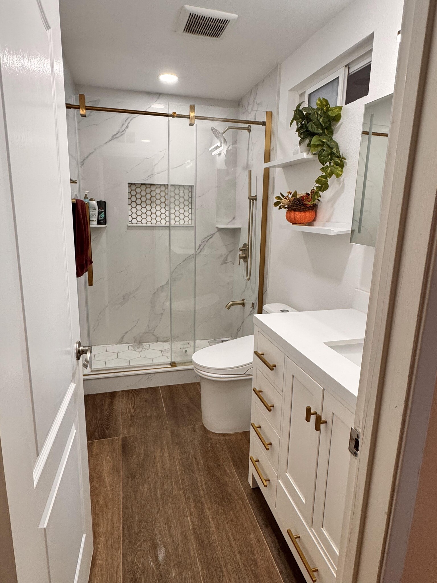 Guest Bathroom - 33067 Lake Michigan St