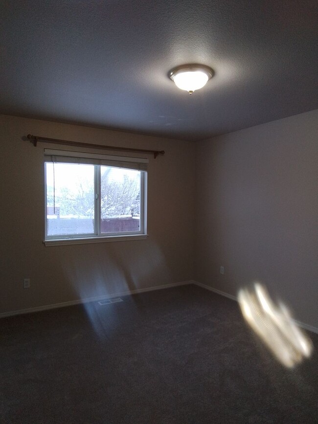 Building Photo - 4 bedroom: Super Clean with new carpet and...