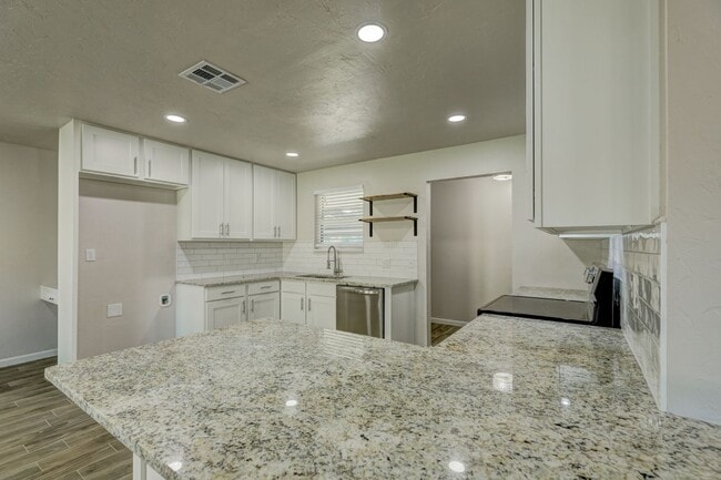 Building Photo - Spacious Elegance: Open Floor Plan, Dual V...