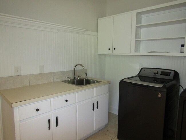 Building Photo - 703 Tradewind Ct