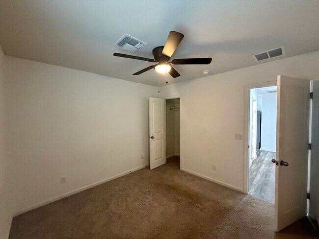 Building Photo - 4 Bedroom 2 Bathroom Home