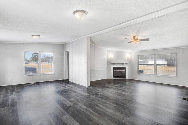 Building Photo - SPACIOUS 3 BR | 2 BA Manufactured Home in Pikeville!  *Trash Pick-up Included*