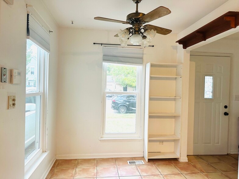 Building Photo - 1021 Perry Dr