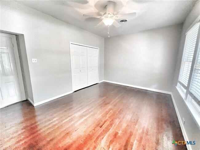 Building Photo - 127 Paloma Dr