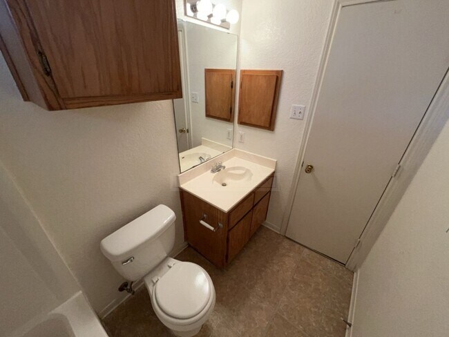 Building Photo - 1006 Circle M Dr