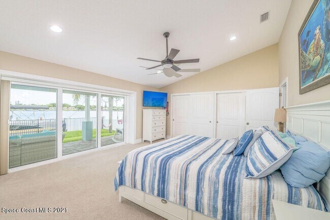 Building Photo - Gorgeous views from this 3 bedroom, 2.5 ba...