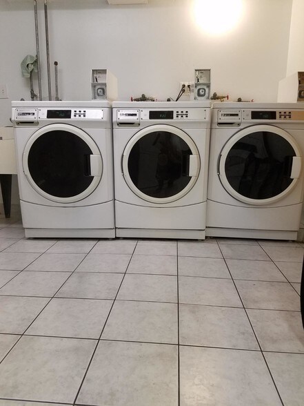 Building Photo - 420 W Aldine Ave