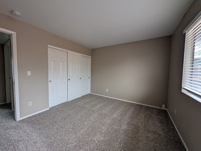 Building Photo - 3 bedroom 2 Bathroom Home