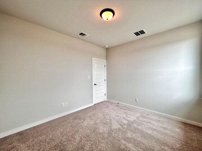 Building Photo - Modern 5/BR 4/BA with Stylish Finishes, Sp...
