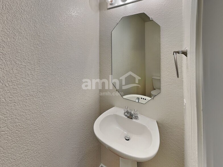 Building Photo - 1805 Lost Maples Loop