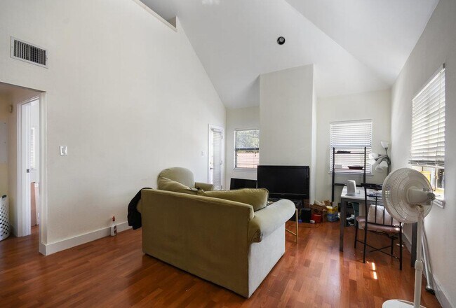 Building Photo - 706 W 22nd St