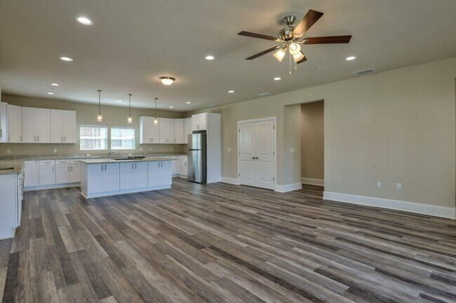 Building Photo - 537 Lorene St