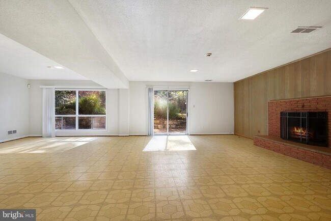 Building Photo - 6220 Robinwood Rd