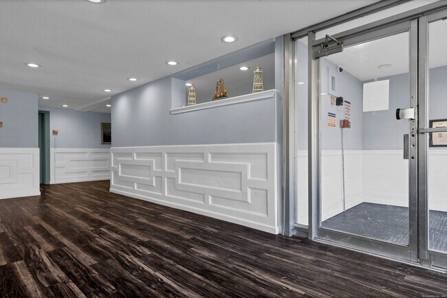 Building Photo - 70 Farmington Ave