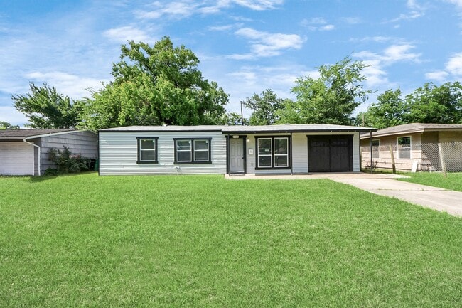 Building Photo - 5738 Kenilwood Dr