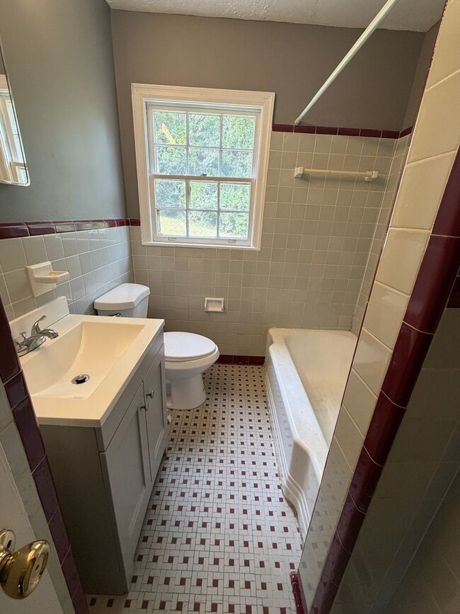 Building Photo - Tons of Space and Super Location