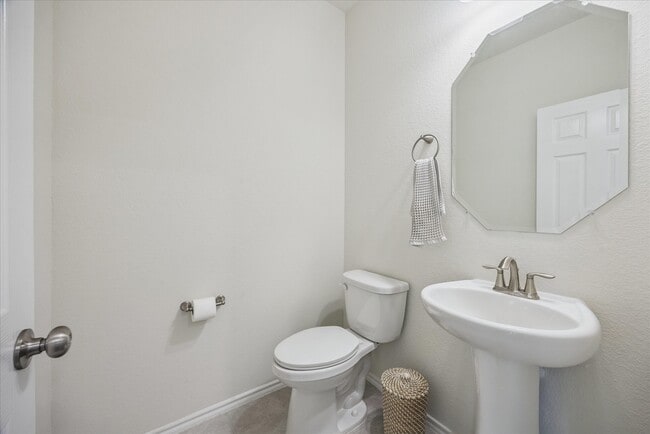 Building Photo - 1817 Agoura Hills Dr