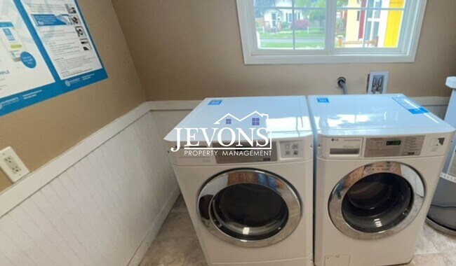 Building Photo - $300 Rent Credit - Well-kept ground-floor ...
