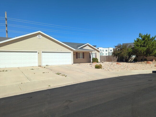 Building Photo - Freshly Updated home in a Quiet Cul-de-Sac