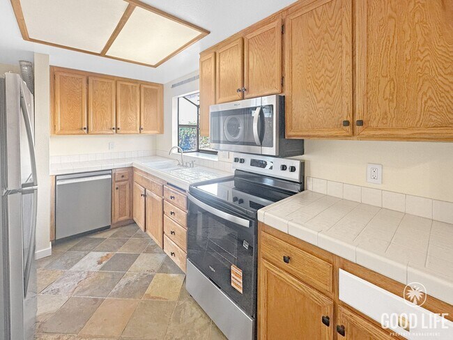 Building Photo - Spacious 2 BD- 2 BA Condo w/ Large Private Balcony, AC, and In-Unit W/D!