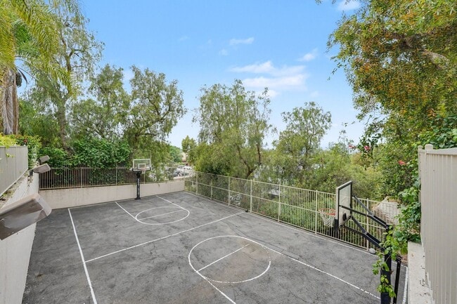 Building Photo - Fully Remodeled End-Unit with Views, Private Garage & Flexible Living Space – South of the Blvd