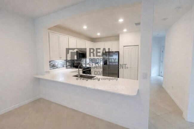 Building Photo - 2555 Vine Ave