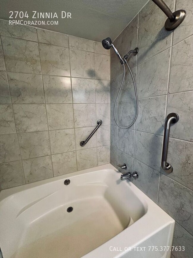 Building Photo - 2704 Zinnia Ave