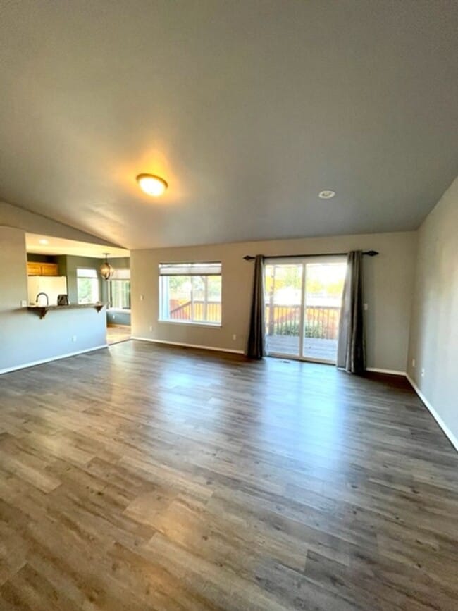 Building Photo - Single level home in NE Bend with great up...