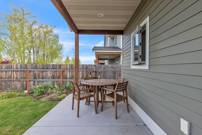 Building Photo - Furnished townhome w/ 2-car garage, backyard & EV charging