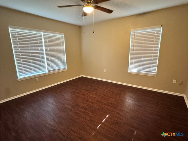 Building Photo - 1407 Hummingbird Ln