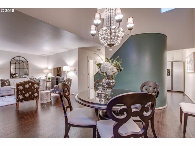 Building Photo - Great condo Next to Tanasborne