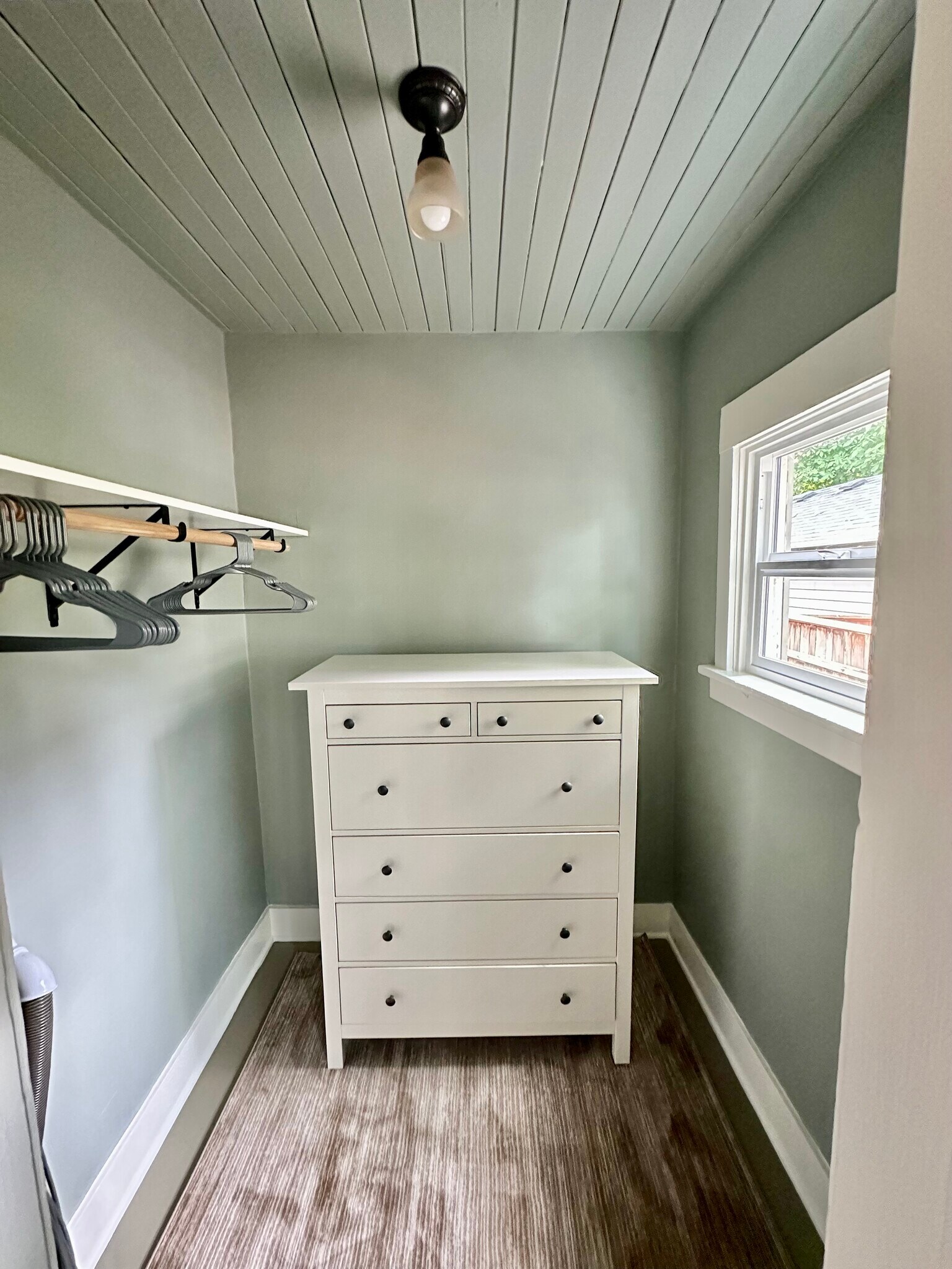 Building Photo - 729 NE Shaver St