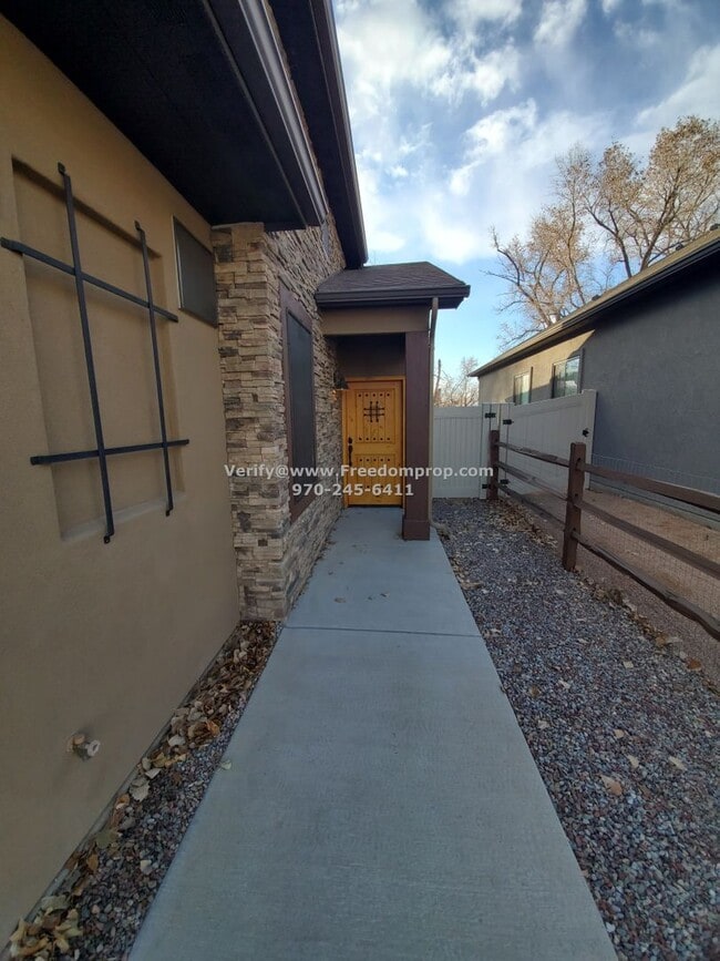 Building Photo - Just Like New – Move-In Ready Home in Gran...
