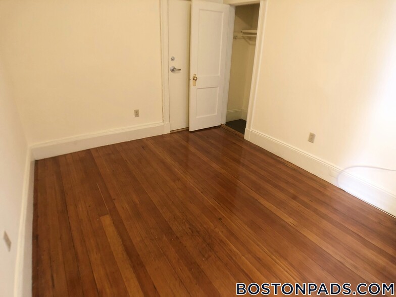 Building Photo - 55 Queensberry St