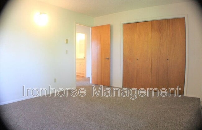 Building Photo - 809 W Villard St