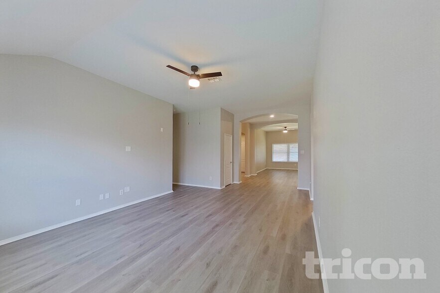 Building Photo - 522 Golden Bell Dr