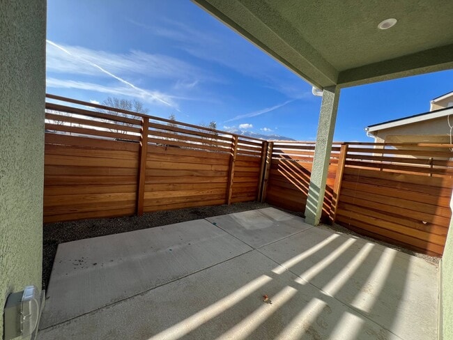 Building Photo - 4/2.5 GORGEOUS Townhome in Minden!