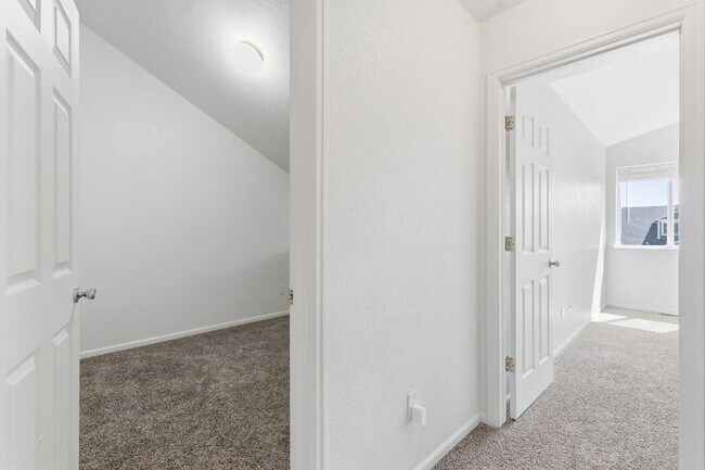 Building Photo - 802 Waterglen Dr