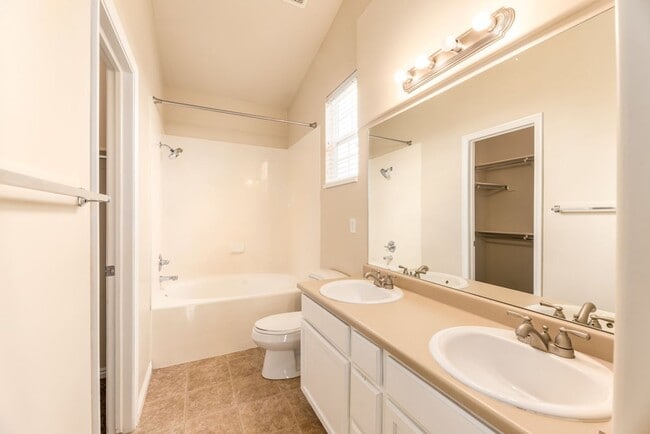 Building Photo - Beautiful Townhouse in Great Location!