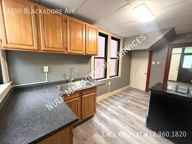 Building Photo - 1250 Blackadore Ave