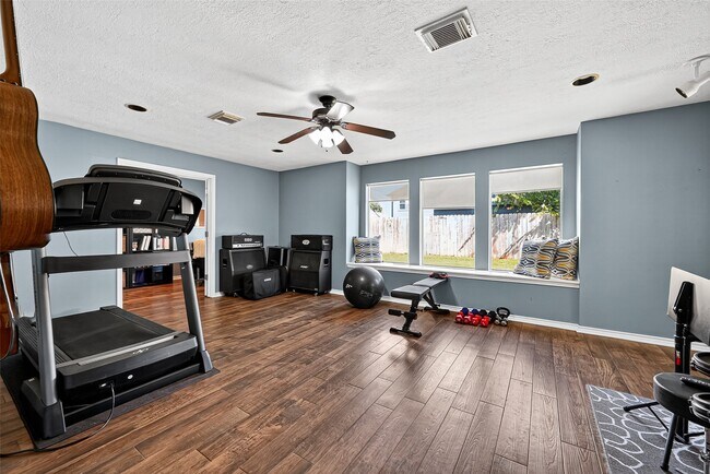 Building Photo - 930 Holly Hall Dr